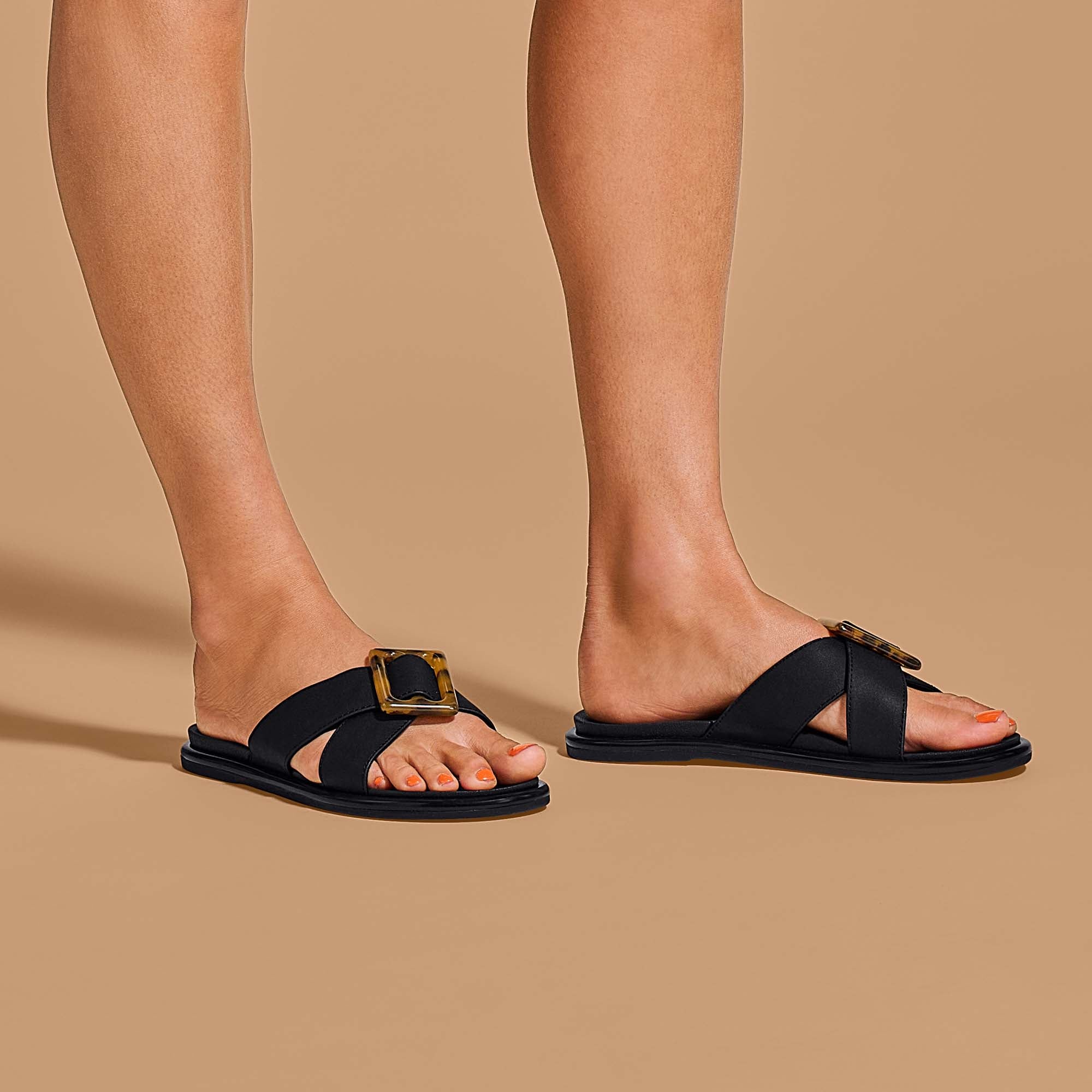 Alternative view of La'i Slide - Black